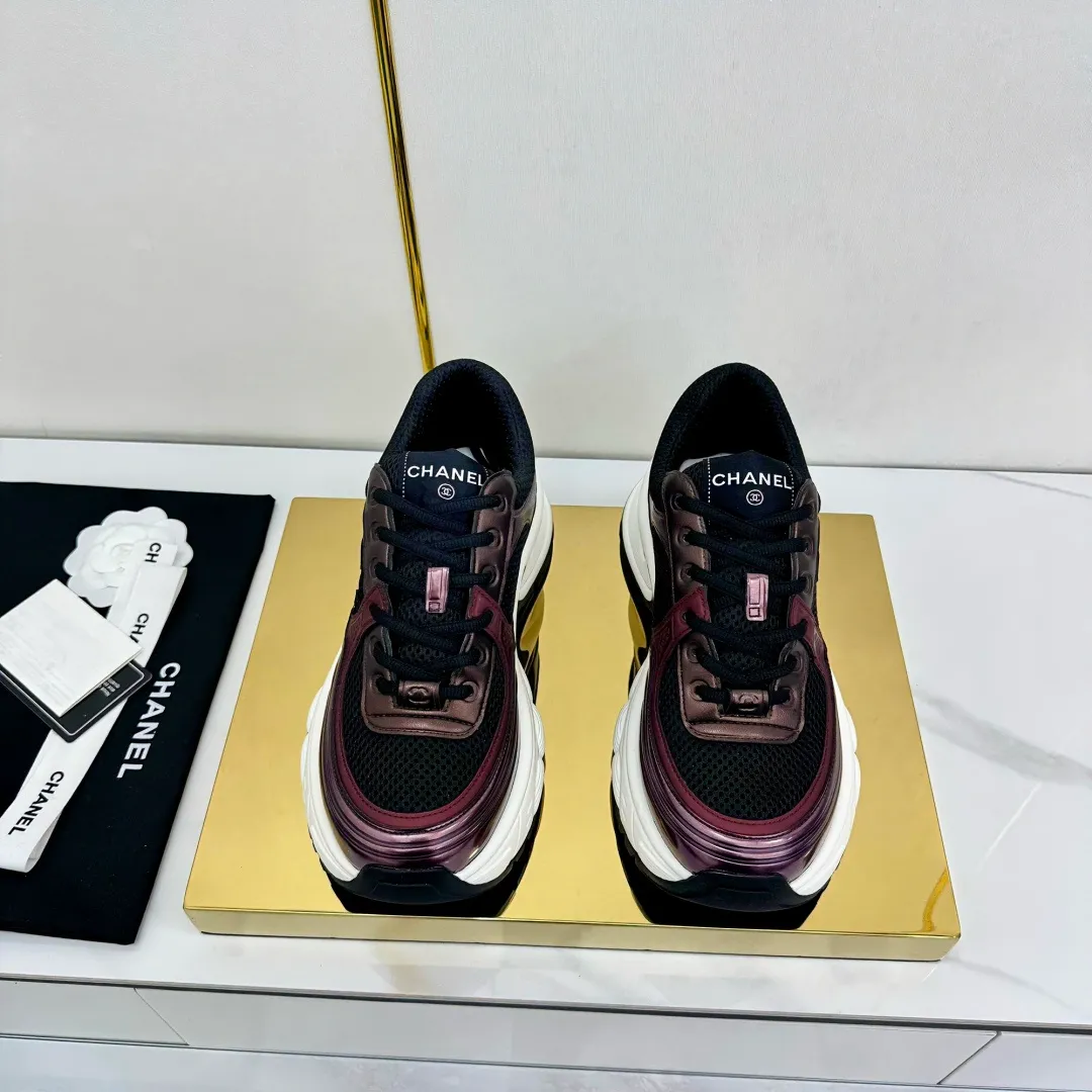 👟👟Ex-factory price 680👟👟 Upgraded version, upgraded version, upgraded version! No rebuttal accepted! ! ! ! Chanel Chanel panda shoes! 2025 counter's top casual sports shoes. This classic design; the upper is electro-embroidered with a variety of techniques; the outsole is fashionable and sporty; the unusual inclusion of a variety of color matching elements... The diversified mix and match is very good-looking and versatile, and can be used for leisure, fashion, sports, and outdoor... ꫛꫀꪝ Go➫ Materials: ❶Upper made of: original imported first-layer silk cowhide + original waterproof cloth + original first-layer cowhide ❷Inner lining: Original Yangli+Net ❸Outsole based on: Original TPU combination outsole Counter boutique packaging complete set for women 35–41 👉 👉 👉 👉